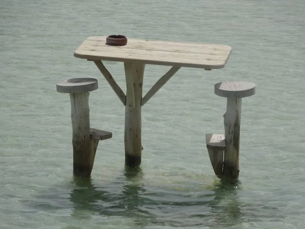 Denizde Ahşap Bir Masanın Güzel Bir Fotoğrafı — Stok fotoğraf