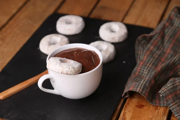 Şeker Tozuyla Kaplı Donutların Yanında Beyaz Bir Bardakta Erimiş Çikolata — Stok fotoğraf
