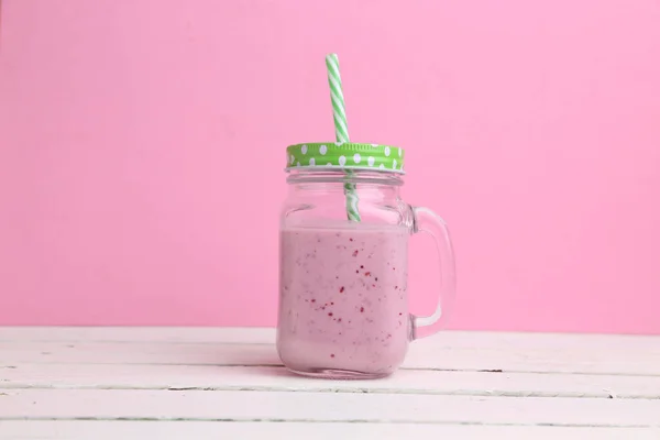 Ein Erdbeershake Auf Einer Transparenten Tasse Mit Grünem Stroh Und — Stockfoto