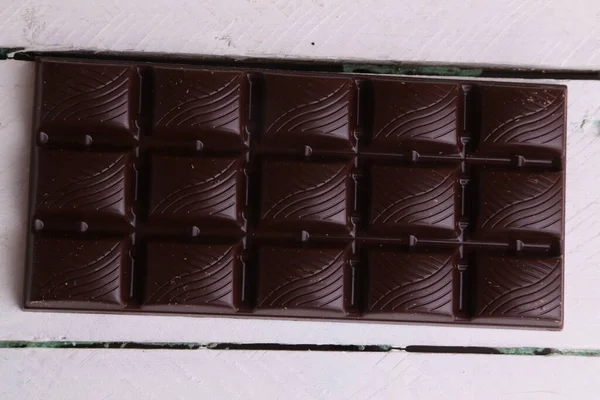 Een Overhead Shot Van Een Donkere Chocoladebar Een Houten Tafel — Stockfoto