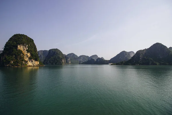 Mar Sul China Falésias Durante Dia Halong Bay Vietnã — Fotografia de Stock