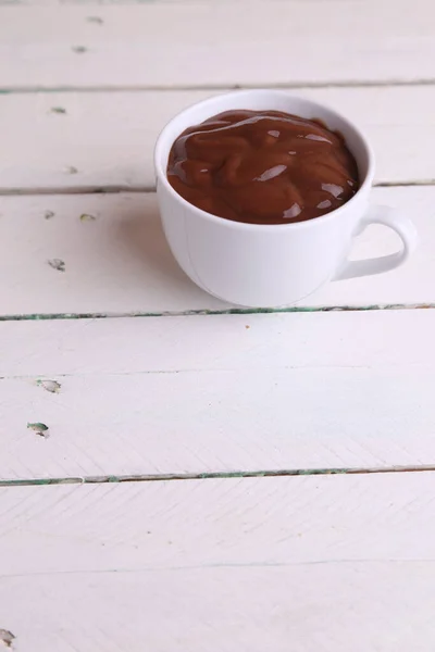 Tiro Alto Ângulo Chocolate Derretido Uma Xícara Branca Uma Superfície — Fotografia de Stock