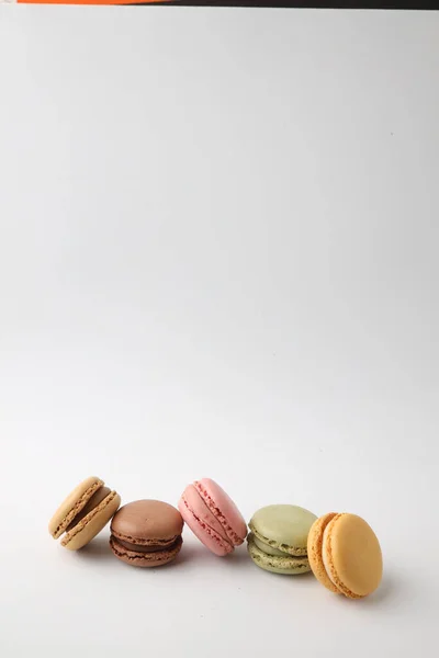 Eine Vertikale Aufnahme Bunter Französischer Macarons Auf Weißem Hintergrund — Stockfoto