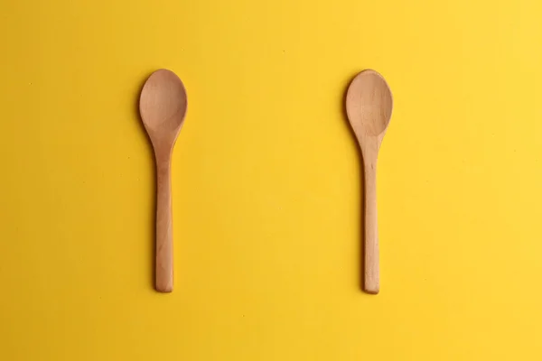 Dwie Drewniane Łyżki Żółtym Tle — Zdjęcie stockowe