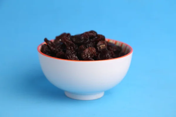 Las Pasas Dulces Tazón Sobre Fondo Azul — Foto de Stock