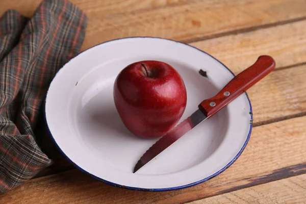 Gros Plan Une Délicieuse Pomme Rouge Vif Couteau Sur Une — Photo
