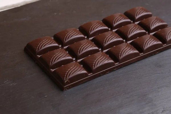 Tahta Bir Yüzey Üzerinde Koyu Çikolata Bir Çubuğun Üst Görüntüsü — Stok fotoğraf