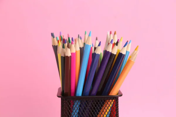 Eine Nahaufnahme Verschiedenfarbiger Bleistifte Einem Bleistiftbehälter Auf Rosa Hintergrund — Stockfoto