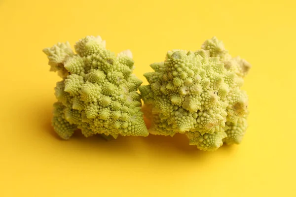 Eine Hochwinkelaufnahme Von Fraktalem Brokkoli Auf Monochromem Hintergrund — Stockfoto