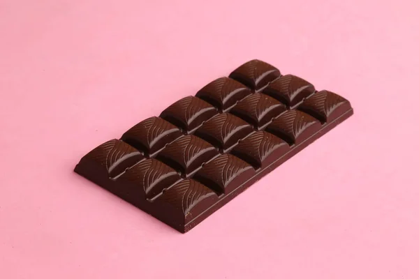 Yang Manis Coklat Coklat Batangan Pada Permukaan Merah Muda — Stok Foto