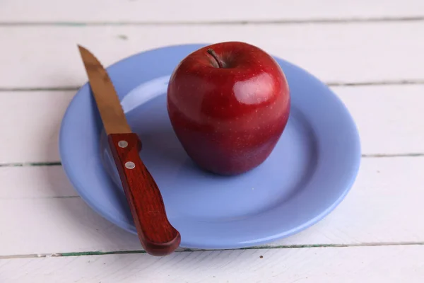 Hög Vinkel Skott Ett Rött Äpple Platta Med Kniv Vit — Stockfoto