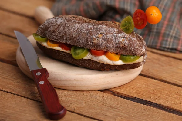 Крупним Планом Зображений Барвистий Бутерброд Вишневим Помідором Ножем Дерев Яному — стокове фото
