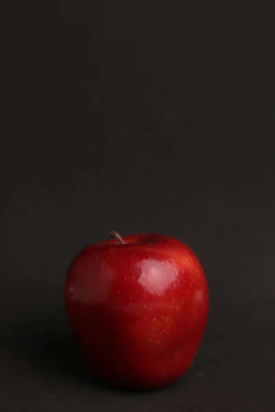 Zbliżenie Ujęcie Czerwonego Jabłka Czarnym Tle — Zdjęcie stockowe