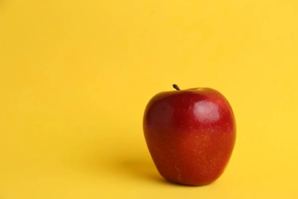 Plan Sélectif Une Pomme Rouge Fraîche Isolée Sur Fond Jaune — Photo