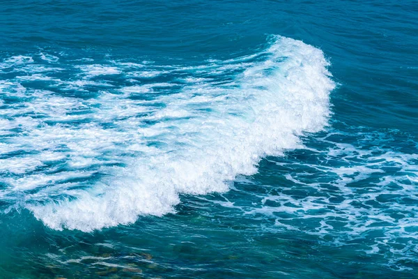Una Toma Aérea Olas Tormentosas Del Océano Retroiluminadas Por Luz — Foto de Stock