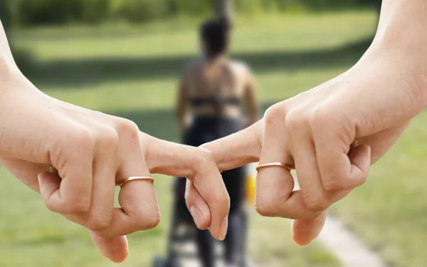 Tiro Foco Seletivo Mãos Casal Lésbicas Com Anéis Nos Dedos — Fotografia de Stock