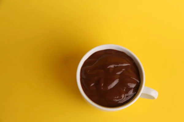 Close Pudim Chocolate Uma Xícara Isolada Fundo Amarelo — Fotografia de Stock