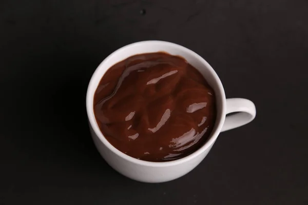 Una Vista Alto Ángulo Una Taza Delicioso Chocolate Caliente Aislado —  Fotos de Stock