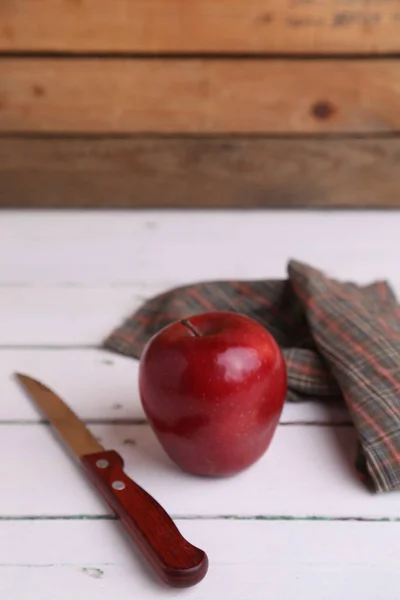 Pomme Mûre Rouge Brillant Sur Surface Bois Avec Couteau — Photo