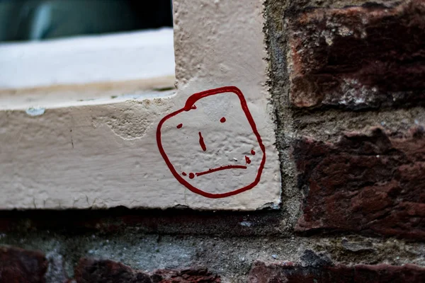 風化した壁に描かれた顔のクローズアップ — ストック写真