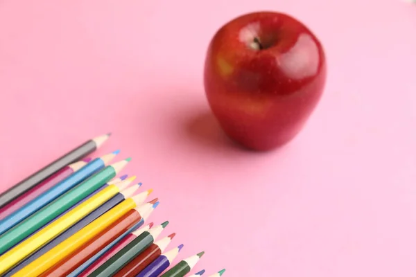 Ein Roter Apfel Und Buntstifte Auf Rosa Oberfläche — Stockfoto