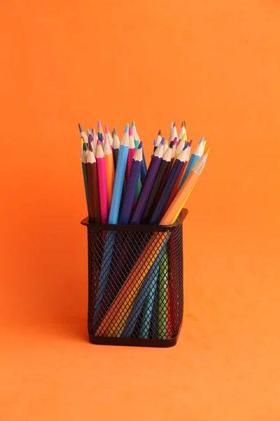 Plano Vertical Lápices Colores Una Caja Sobre Fondo Naranja — Foto de Stock