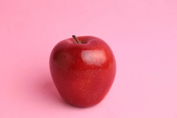 Eine Nahaufnahme Eines Roten Apfels Isoliert Auf Rosa Hintergrund — Stockfoto