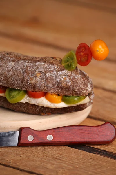 Eine Nahaufnahme Von Einem Leckeren Sandwich Mit Braunem Brot Und — Stockfoto