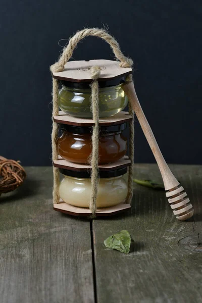 Vertikal Närbild Honungsförpackningar Bordet — Stockfoto