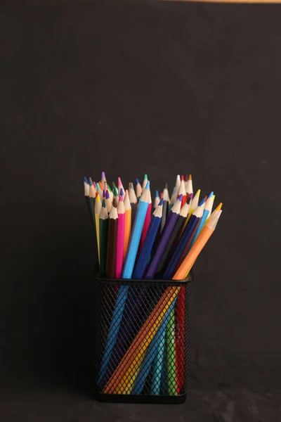 Вертикальный Снимок Группы Цветных Карандашей Металлическом Держателе Ручки Черным Фоном — стоковое фото