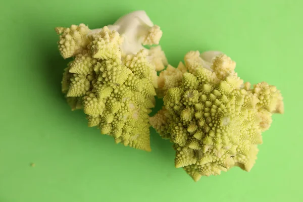 Närbild Bild Romanesco Broccoli Grön Bakgrund — Stockfoto