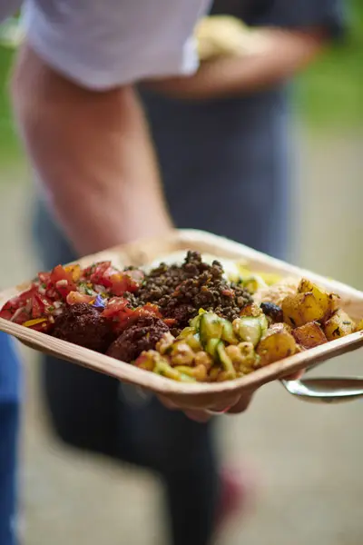 Een Verticaal Schot Van Een Man Die Een Bord Serveert — Stockfoto