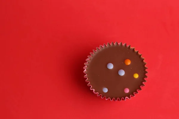 Una Vista Dall Alto Cupcake Cioccolato Piatto Con Caramelle Colorate — Foto Stock