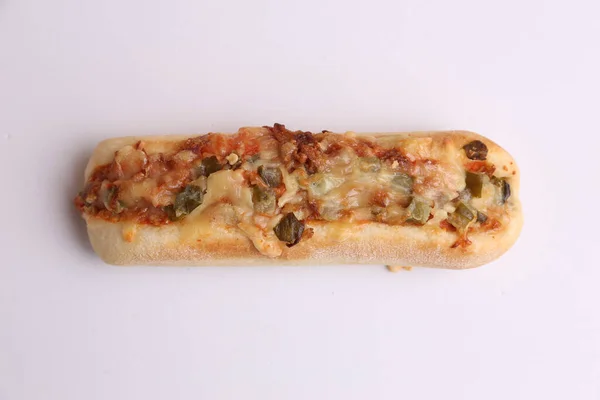 夹着烤奶酪和蔬菜在白色表面的三明治的高角镜头 — 图库照片