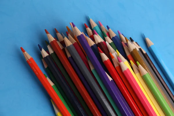 Tiro Perto Lápis Afiados Coloridos Fundo Azul — Fotografia de Stock