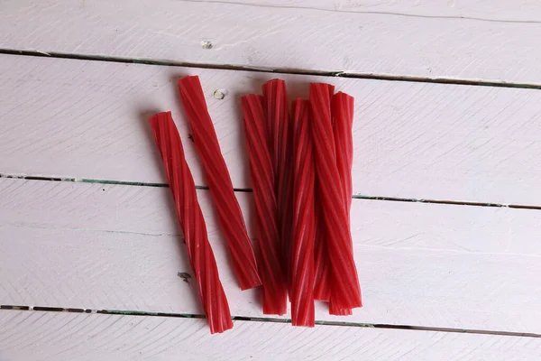 Słodkie Pyszne Czerwone Cukierki Drewnianej Powierzchni — Zdjęcie stockowe