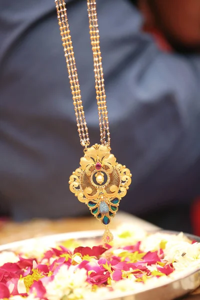 Вертикальний Зразок Індійського Золотого Намиста — стокове фото