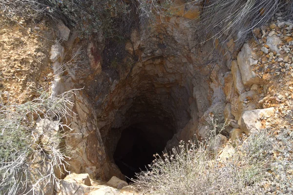 Vysoký Úhel Záběru Skalnaté Podzemní Jeskyně Obklopené Zelení — Stock fotografie
