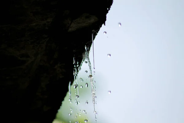 Detailní Záběr Deště Stékajícího Střechy Dolů — Stock fotografie