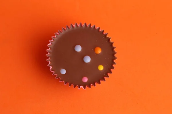 Overhead Skott Läcker Söt Choklad Cupcake Orange Bakgrund — Stockfoto