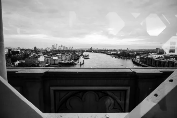 Uma Paisagem Urbana Tons Cinza Uma Janela Londres Inglaterra — Fotografia de Stock
