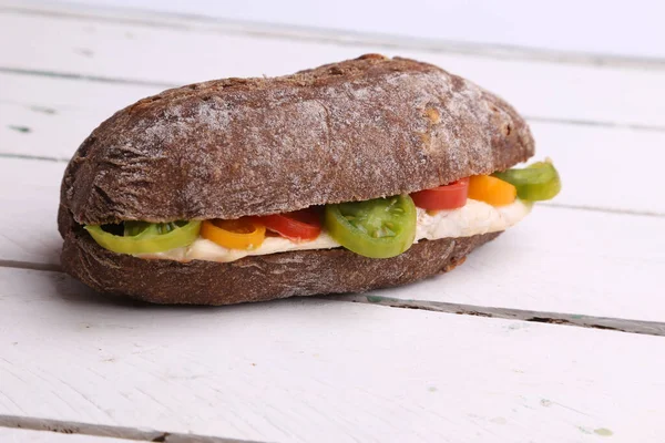 Вибірковий Фокус Пік Смачного Бутерброда Сиром Барвистими Помідорами Дерев Яній — стокове фото
