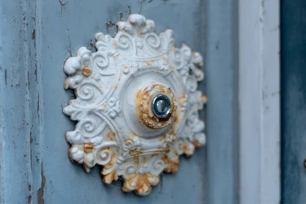 Zbliżenie Ujęcie Starego Dekorowanego Dzwonka Drzwi — Zdjęcie stockowe