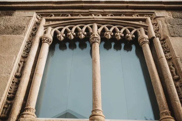 Zbliżenie Ujęcia Okna Starego Budynku Detalami Architektonicznymi Lamego City Portugalia — Zdjęcie stockowe