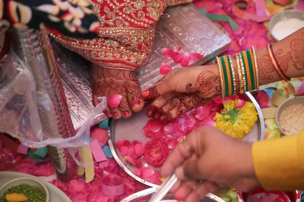 Ένα Κοντινό Πλάνο Των Παρασημοφορημένων Ποδιών Μιας Ινδής Νύφης Ενώ — Φωτογραφία Αρχείου