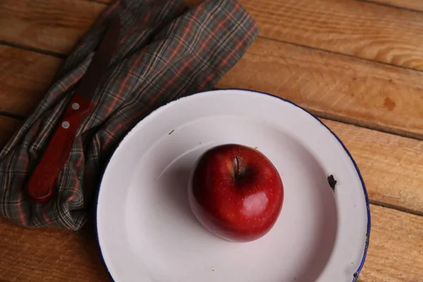 Top View Närbild Rött Äpple Platta Med Kniv Och Mönstrad — Stockfoto