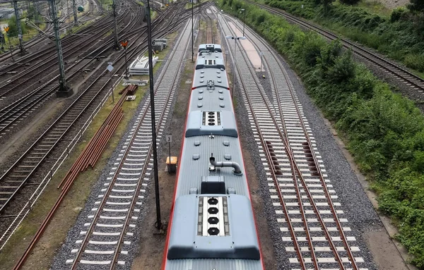 Colpo Angolo Alto Treno Binari Ferroviari Catturati Una Stazione Germania — Foto Stock