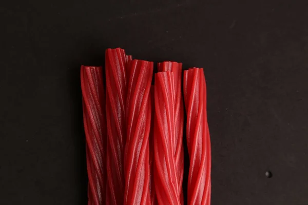 Piros Ízletes Cukorka Rúd Egy Fekete Háttér — Stock Fotó