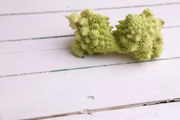 Närbild Färsk Broccolis Ett Vitt Träbord — Stockfoto