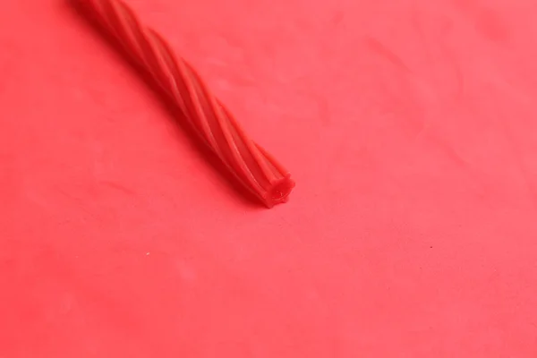 Zbliżenie Strzał Słodkiej Czerwonej Lukrecji Gummy Tle Koloru — Zdjęcie stockowe